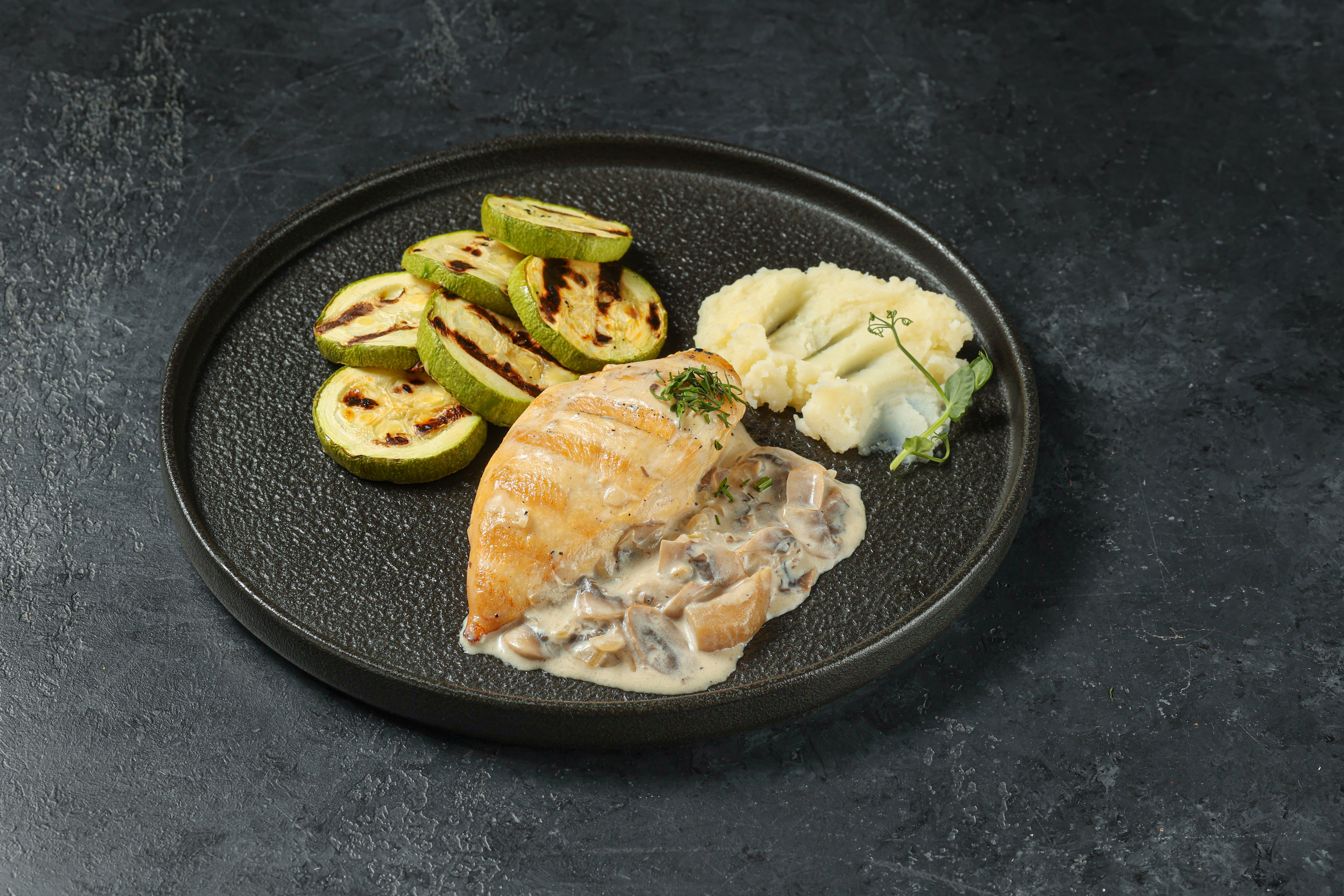 Куриное филе на гриле с цукини на гриле 