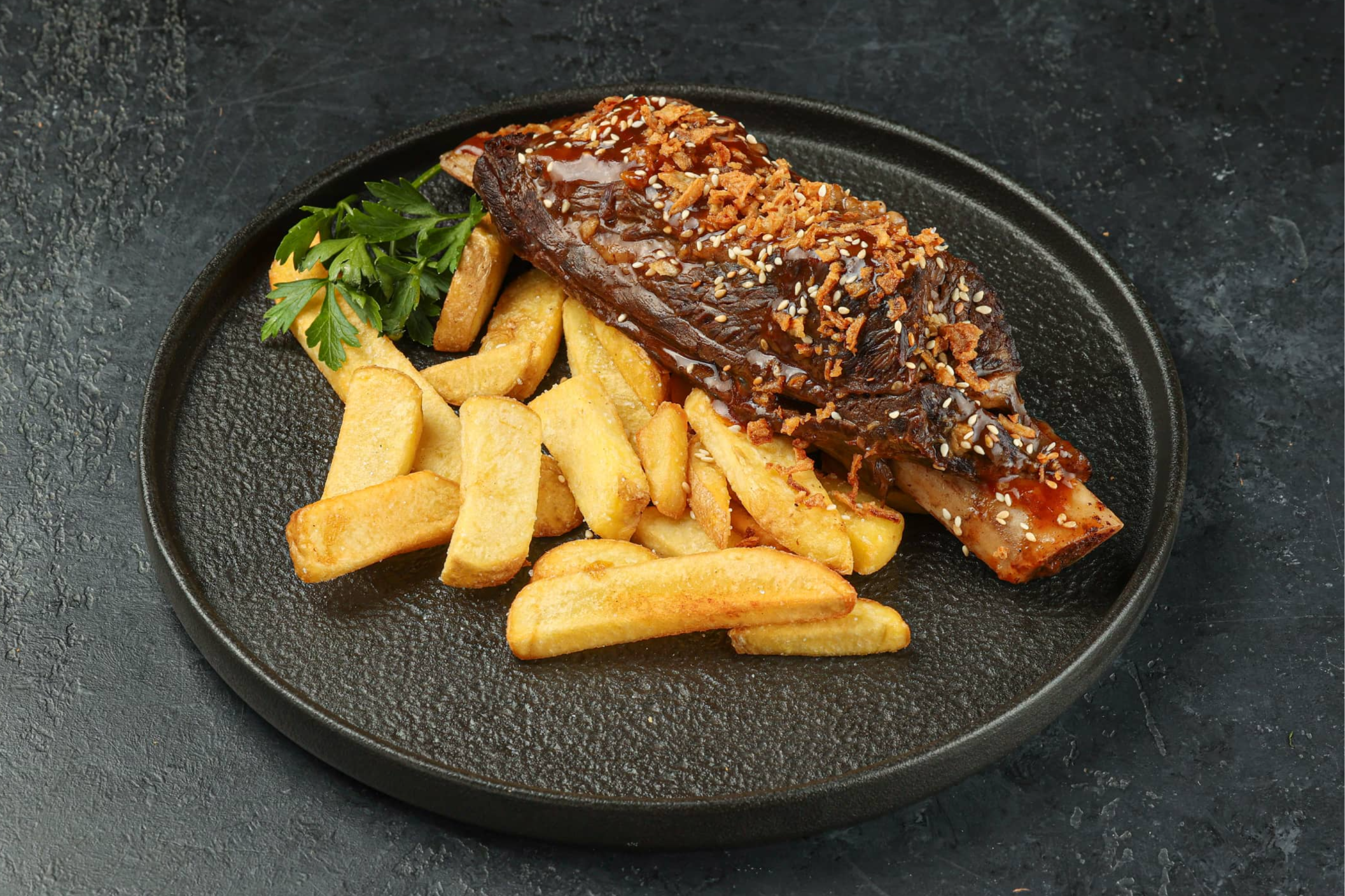 Томленные говяжьи ребра с картофелем фри 