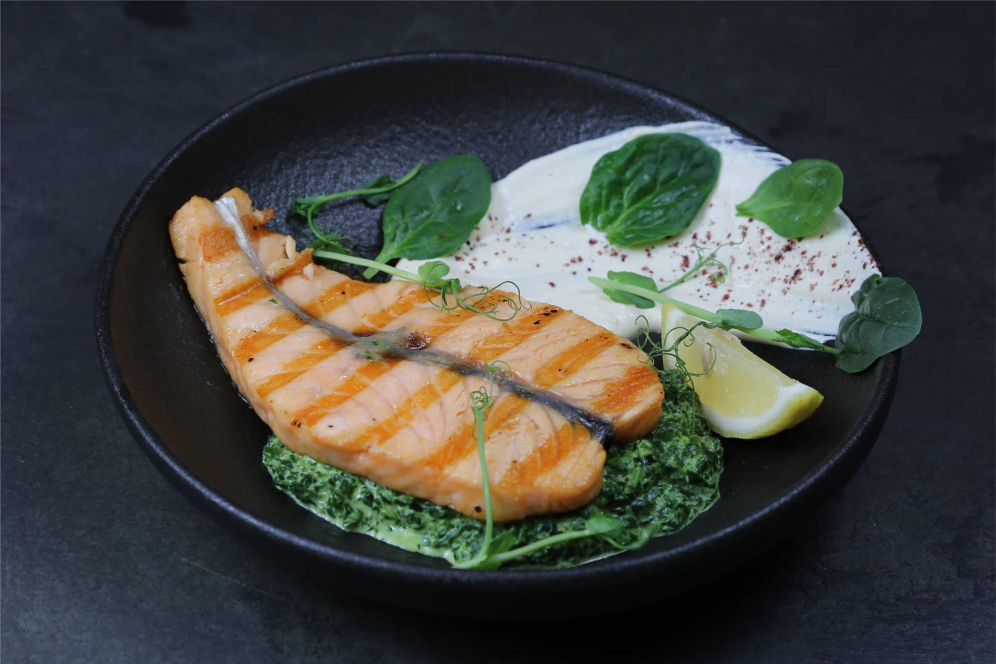 Стейк из лосося со сливочным шпинатом и сливочным соусом