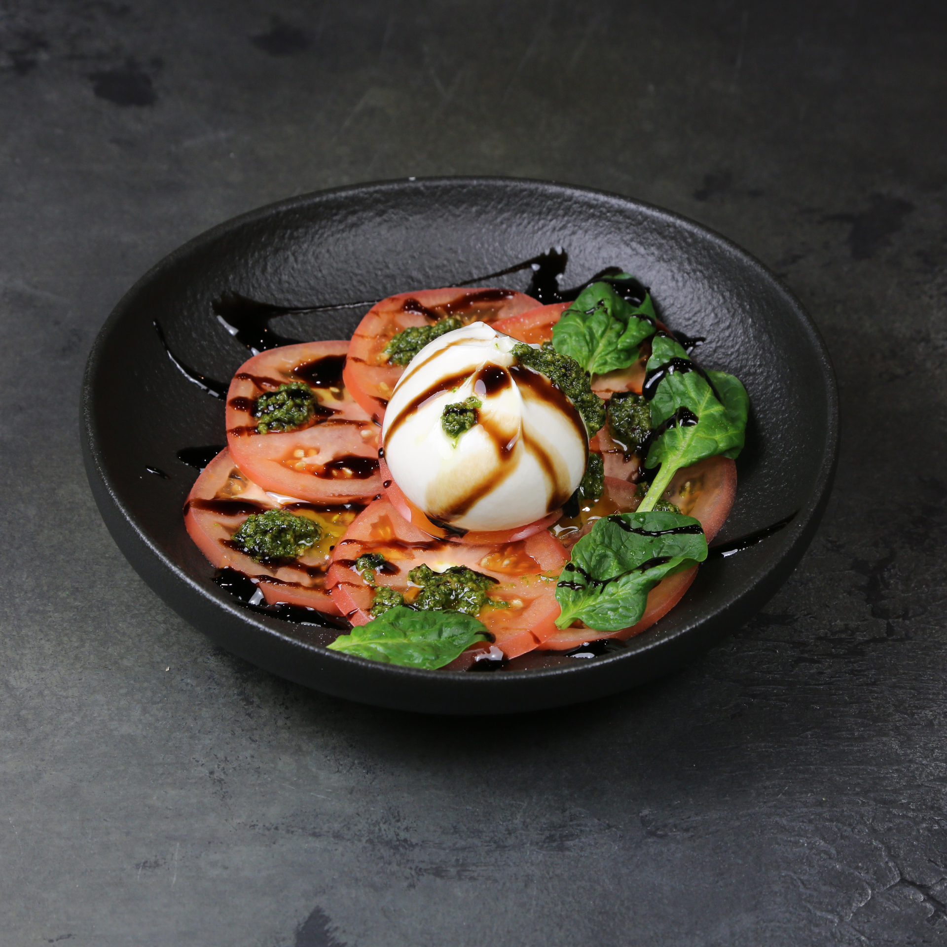 Салат с бурратой и розовыми томатами