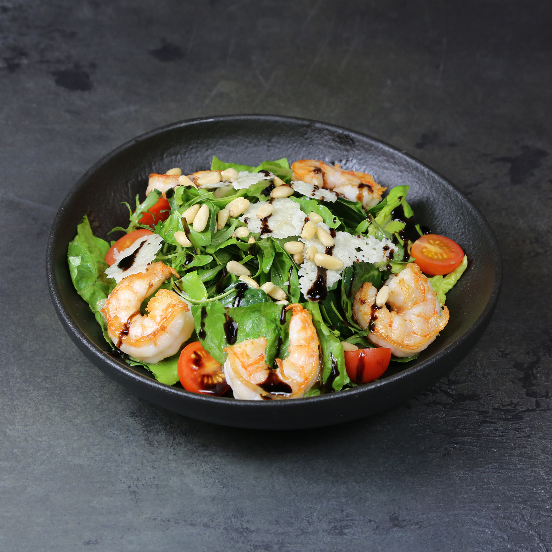 Салат с креветками и чипсами из пармезана