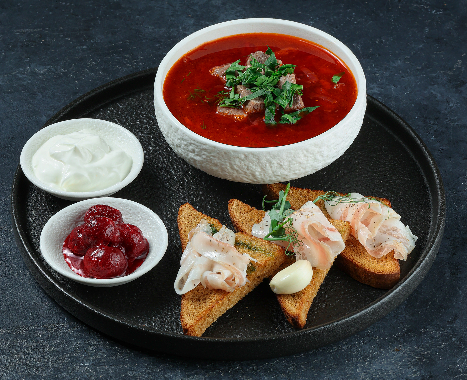 Борщ с говядиной, салом и копченой вишней