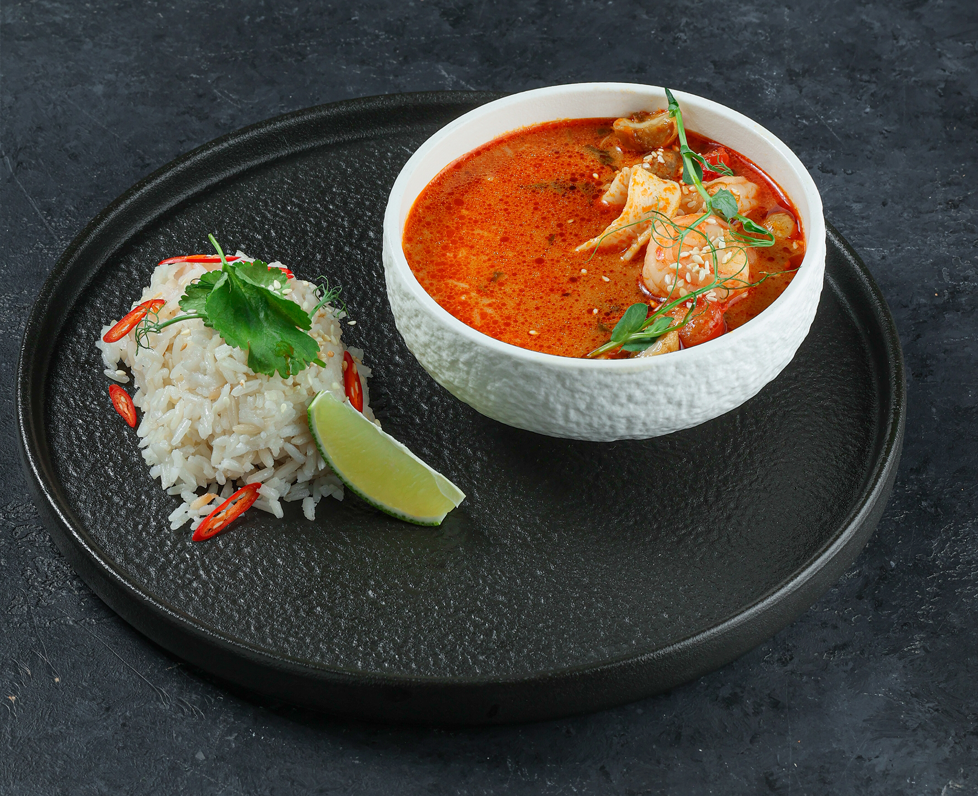 Том ям с морепродуктами и рисом 