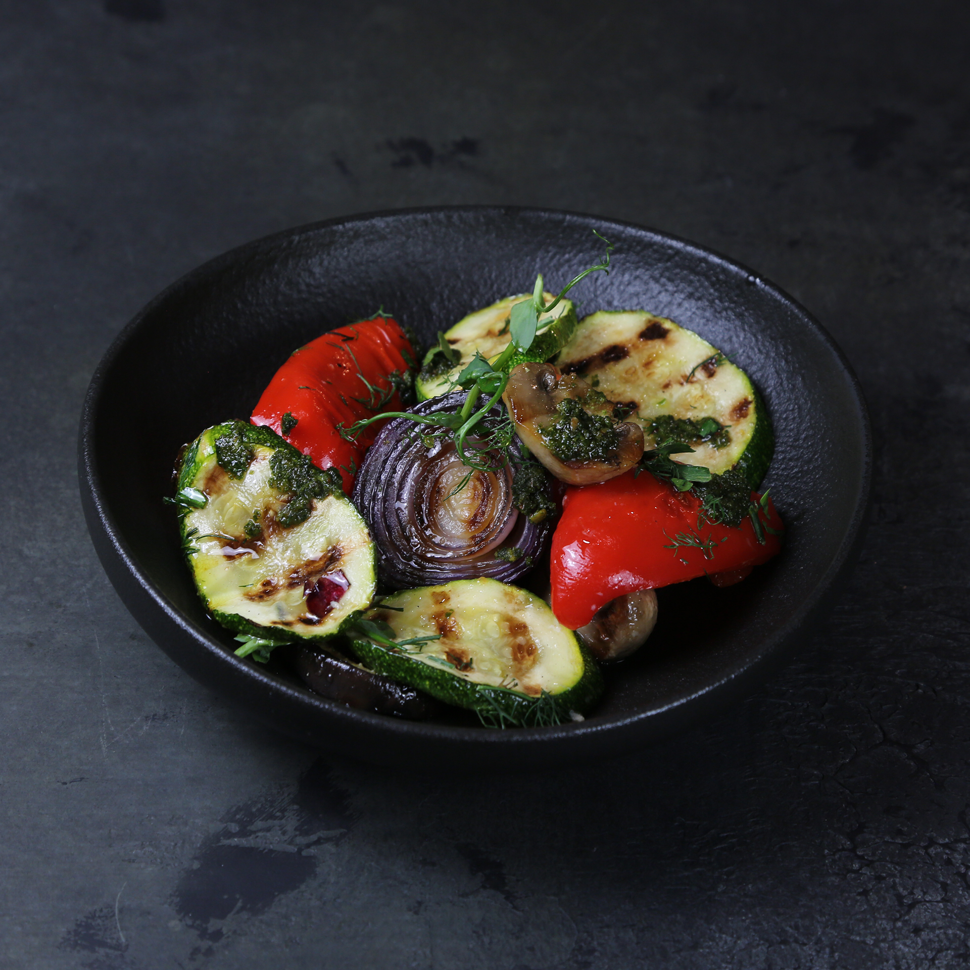 Овощи гриль с песто