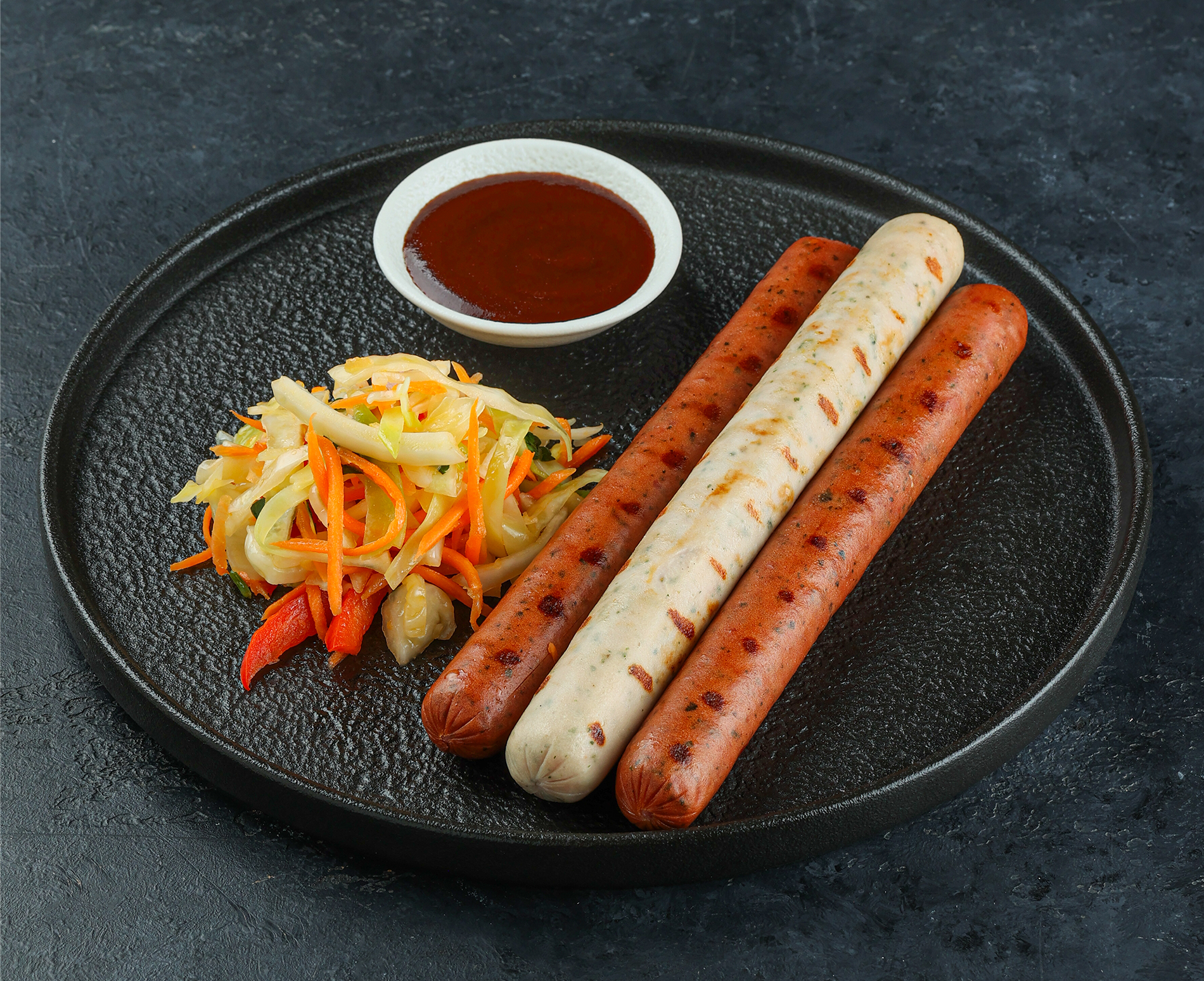 Колбаски на гриле с салатом и соусом 