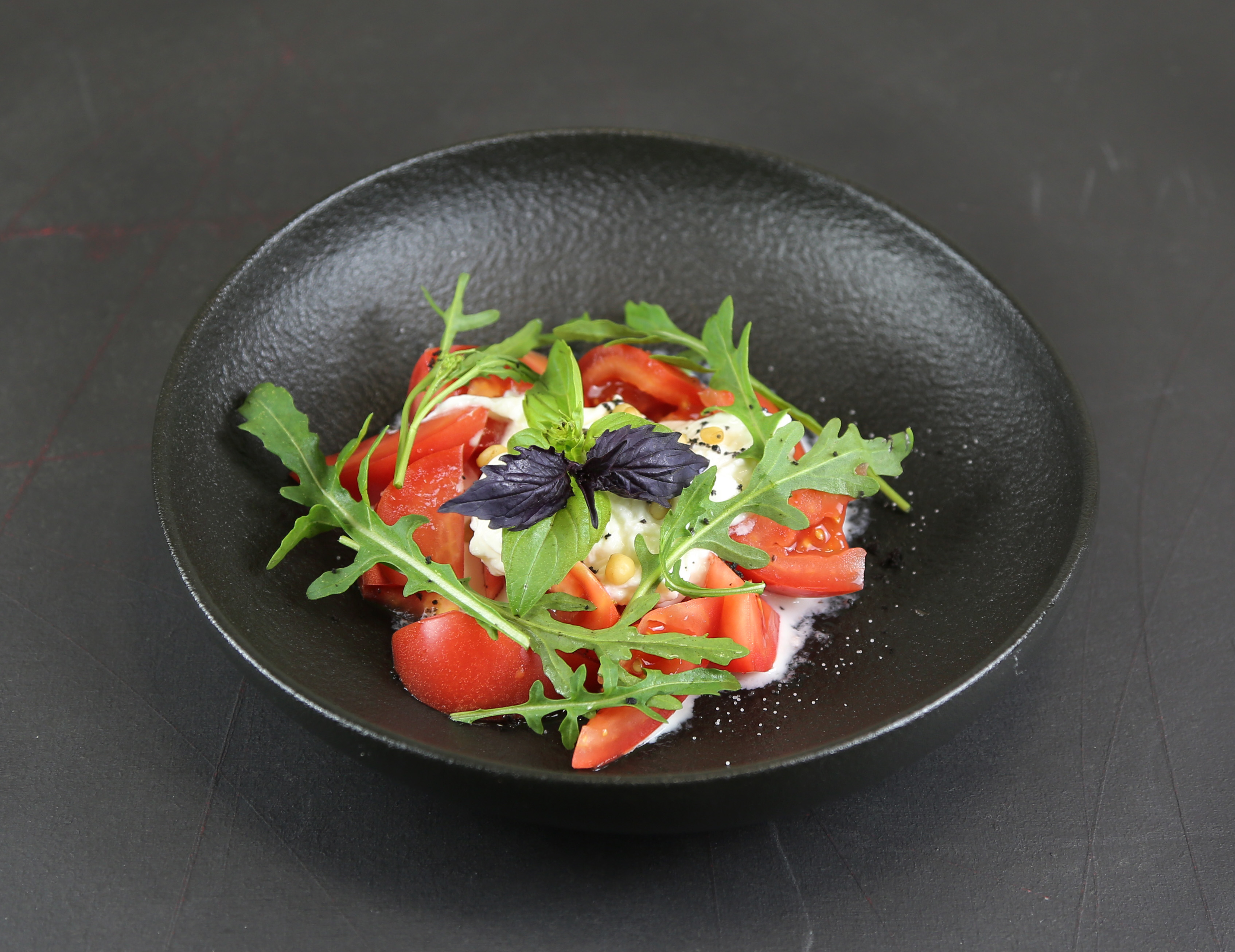 Салат со страчателлой и розовыми томатами